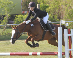 Bei den Einsteigern im Turniersport wird Jenny Vilwock (Marlow) immer sicherer - in Semlow gab es einen Sieg auf Pony Biene.